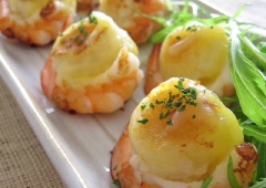 Bày món ăn ra đĩa và rắc thêm ngò rí cắt nhỏ nếu thích! Món ăn trông hấp dẫn, sinh động chưa nè.