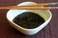 Chuẩn bị nước sốt Teriyaki ra 1 cái bát riêng, bắc chảo dầu lên bếp, cho rau củ vào xào sơ trong 1 phút. Sau đó cho hành lá và thịt gà nướng vào. Đổ sốt vào đảo đều vào xào cho thấm sốt.