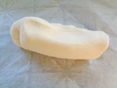 Khoai tây luộc chín mềm cho vào thau nghiền nhuyễn. Sau đó cho 120g bột nếp, 20g bột mì, 20g đường, 1/2 muỗng cà phê bột nở vào trộn đều. Cuối cùng cho từ từ nước nóng vào, mang bao tay nhào cho bột mềm dẻo không dính tay là được. Lấy 1 ít bột vo tròn, đè dẹp, sau đó cho nhân vào túm mí vo tròn. Cứ thế lần lượt làm hết phần bột và nhân.