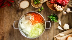 Món gỏi ăn kèm cơm gà Hội An: Chuẩn bị một thau nước đá lạnh, cho vào 100gr cà rốt bào sợi, 100gr đu đủ xanh bào sợi, 100gr hành tây thái múi cau, cho tất cả vào thau ngâm 15 phút để khử mùi hăng và rau củ được giòn khi trộn. Sau đó vớt tất cả ra để ráo nước. Trộn hỗn hợp với 20gr hành phi, 5gr muối, 5gr tiêu, 5gr bột ngọt và ớt chưng miền Trung vừa làm (số lượng tuỳ khả năng ăn cay của bạn). Khi trộn nhớ nhẹ tay không bóp mạnh gỏi sẽ dễ bị chảy nước. Cuối cùng vắt vào gỏi nước cốt 3 trái tắc, cắt thêm ít rau răm, trộn lên lần nữa là được.
