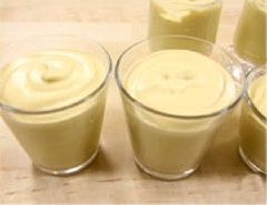 Khi hỗn hợp B mịn mượt bạn cho phô mai Mascarpone vào trộn đều. Múc hỗn hợp vừa trộn vào các ly hoặc tách, đặt vào ngăn đá tủ lạnh ít nhất 5 tiếng. Trước khi ăn 10 phút bạn lấy bánh ra ngoài.