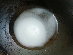 Cho đường và 2 muỗng canh nước vào chảo khuấy đều rồi đun vài phút cho nước đường hơi sánh lại. Cho khoai môn vào chảo sên cùng nước đường, thi thoảng đảo đều cho khoai thấm đều nước đường. Vặn lửa nhỏ, thêm vani, cứ thế sên cho đến khi nước đường cạn và đảo nặng tay thì sên thêm 1-2 phút là tắt bếp. Tiếp tục đảo nhẹ nhàng cho khoai khô ráo hẳn và có đường kết tinh bám trên mứt là được.