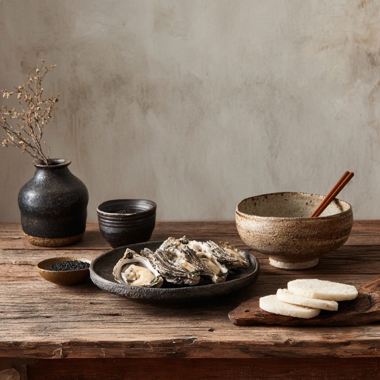 신선한 굴과 떡국 떡이 놓인 테이블