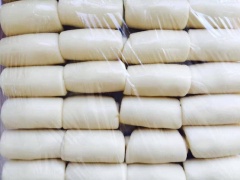 Lập lại thêm một lần cán dẹp khối bột vừa cuộn thành hình lưỡi mèo và cuộn tròn lại. Sau đó nhồi bột bánh pía sơ qua rồi vê hơi tròn, để yên. Làm tiếp tục cho 19 phần vỏ bánh còn lại.