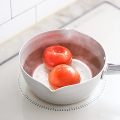 Bỏ cuống và khứa chữa thập lên trái cà chua, đặt cà chua trong nước sôi, ngâm khoảng 1 lúc rồi tiến hành bóc bỏ vỏ cà chua và cắt cà chua thành múi cau. Cho dầu ô liu vào nồi và thêm các thành phần nước sốt cà chua gồm: 5 lát thịt xông khói thái nhỏ, 1 muỗng canh hành tây băm, 1 muỗng cà phê tỏi băm, 1 muỗng cà phê muối, 1 muỗng canh đường, lá oregano xay và 1/4 muỗng cà phê tiêu. Đổ vào 2 cốc nước, đun sôi nồi cà chua và dùng muỗng nghiền cho cà mịn thành sốt.