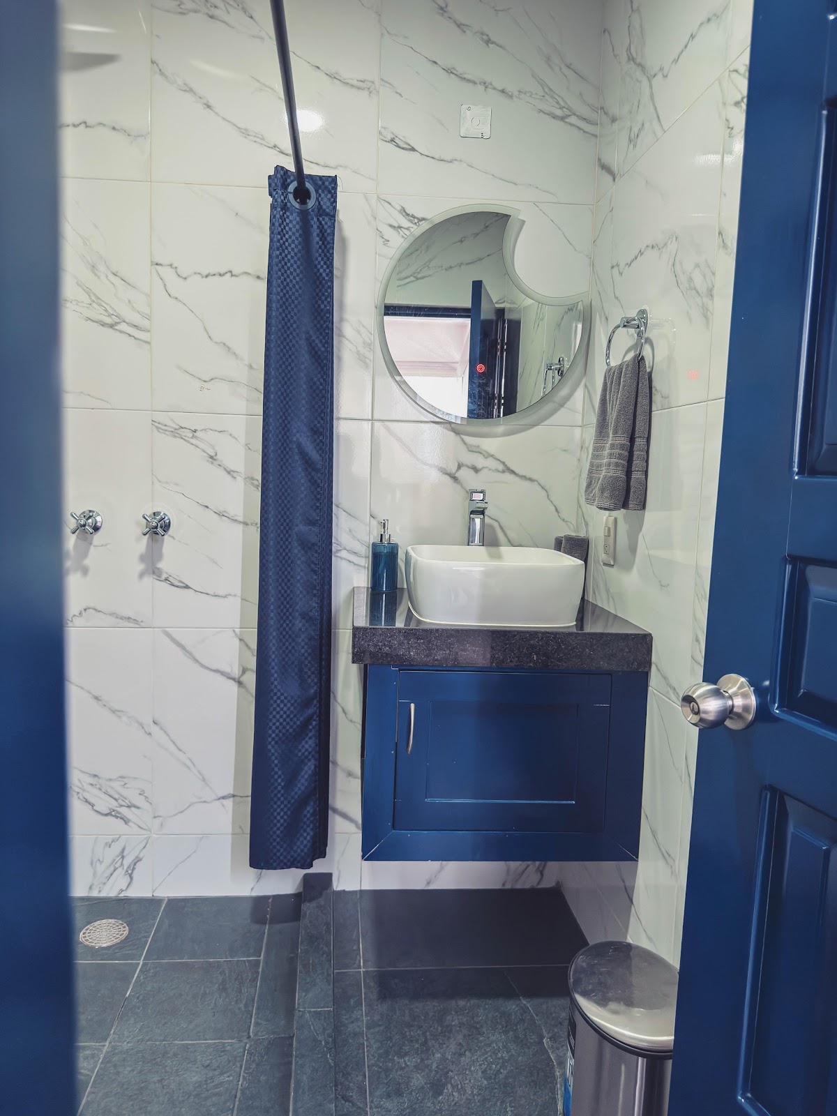 Villa Luna — suite bathroom mirror