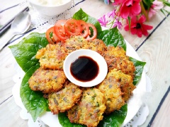 Đặt chảo lên bếp đợi khô rồi thêm dầu ăn rồi cho chả hến thịt băm vào chiên. Chiên chín vàng rồi gắp chả hến thịt băm ra đĩa. Chả hến thịt băm với hến vừa luộc chín tới, thịt ngọt dai, chiên béo thơm, nóng hổi và giòn rụm. Có thể chấm ăn cùng nước tương hoặc tương ớt đều tuyệt.