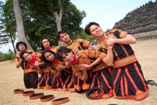 Tari Saman: Warisan Budaya Aceh yang Menari Bersama