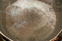 Bắc chảo lên bếp, cho vào đó 70ml rượu sake. Tiếp theo cho hành tím băm nhuyễn và 2 muỗng canh lá oregano xay khô vào. Đảo nhanh rồi bắc xuống.