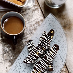 Bảo quản bánh trong lọ kín bạn nha. Bánh Biscotti Chocolate là món bánh thơm ngon, gây ấn tượng với người ăn bởi lớp bánh thơm chocolate và hạt dẻ, việt quất khô ngọt ngọt, có mùi đặc trưng. Ngon không kể xiết!