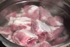 Sườn heo chặt miếng rửa sạch, chần qua nước sôi, sau đó để ráo.