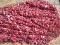 Thịt bò cắt bỏ phần gân cứng rồi cắt thành từng miếng nhỏ. Nếu có thời gian, bằm thịt bò trên thớt. Còn nếu quá bận rộn cho thịt vào máy xay nhé.