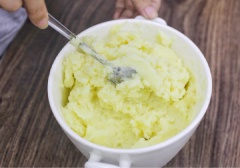 Chọn khoai tây củ vừa, gọt vỏ và cắt thành khúc cho nhanh chín. Luộc khoảng 20 -25 phút đến khi khoai nhừ. Khoai chín để nguội một xíu rồi nghiền khoai thành hỗn hợp mịn.