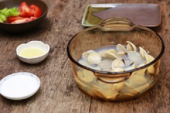 Nêm nếm với ½ muỗng cà phê hạt nêm MAGGI, 1 muỗng cà phê đường và 1 muỗng cà phê nước mắm.
