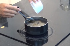 Trong lúc ngâm châm gà trong nước đá, bắt đầu làm nước tương khi đun sôi 300ml nước tương, 2 muỗng canh đường, 120ml nước. Khi hỗn hợp sôi lên cho 60ml giấm vào đun sôi. Để nguội hỗn hợp khoảng 1-2 tiếng đồng hồ.