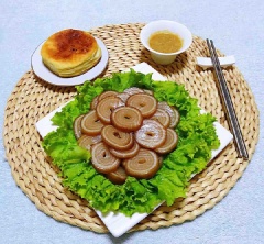 Thái cuộn da heo thành lát mỏng, chấm cùng sốt ưa thích. Da heo luộc thảo mộc tuy là món ăn đơn giản nhưng được biến tấu trong cách chế biến giúp tạo ra những khoanh da heo tròn xinh xắn trông ngon miệng hơn hẳn.