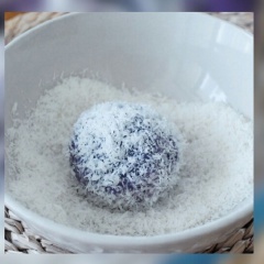 Lấy từng viên bột ấn dẹp xuống rồi cho vào giữa một ít đường nâu và vo tròn lại, làm cho đến khi hết nguyên liệu nha. Đun sôi nồi nước, thả bánh vào luộc chín, thấy bánh nổi lên và có màu hơi trong thì vớt ra cho qua thau nước đá lạnh. Sau cùng vớt ra cho rao nước và lăn qua một lớp cơm dừa nạo bào nhuyễn sao cho phủ đều hết bánh là hoàn thành nha.