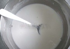 Pha bột gạo, bột năng với 650ml nước, để qua đêm. Nấm mèo, nấm hương ngâm nở rồi rửa sạch, băm nhỏ. Hành tím bóc vỏ, cắt lát mỏng.