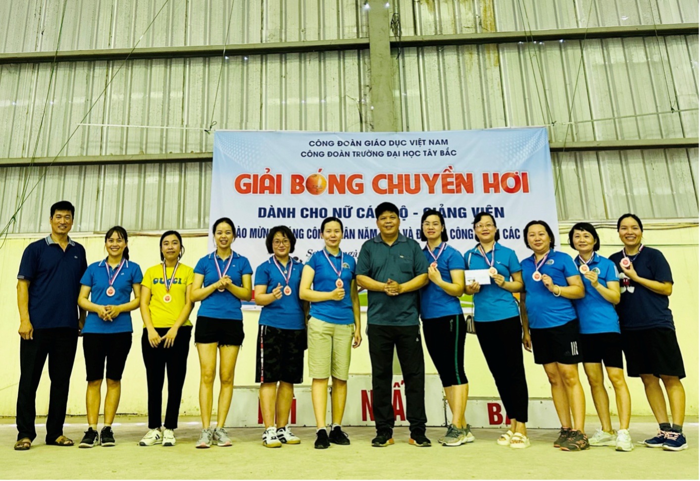 Công đoàn Trường Đại học Tây Bắc tổ chức thành công giải bóng chuyền hơi dành cho nữ công đoàn viên chào mừng Tháng Công nhân năm 2023 và đại hội công đoàn các cấp