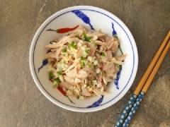 Sội chén sốt tương và dầu mè vừa pha vào tô thịt gà xé rồi trộn đều lên. Đùi gà luộc trộn tương mè là món ăn đơn giản với thịt gà luộc thảo mộc chín thơm phức, ngấm đều vào từng thớ thịt. Trộn cùng ít nước tương và dầu mè béo mặn vừa miệng. Có thể trộn thêm ít rau mầm để làm thành món salad gà cho các chị em nhé!