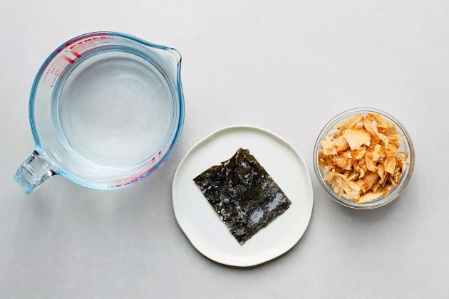 Ingredientes para hacer caldo de sopa dashi para tentsuyu