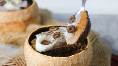 Bánh milo mềm mại thơm nức hòa cùng sốt sữa dừa béo ngậy, ăn hết miếng này rồi đến miếng kia mà hết veo quả dừa lúc nào không biết luôn đó. Nếu bạn là fan ruột của bột milo và fan cứng của dừa thì hãy thử làm ngay món bánh này để thưởng thức sự kết hợp vừa lạ vừa quen này nhé!