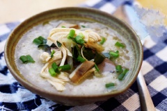 Múc cháo ra chén/tô, cho gỏi gà lòng heo, hành lá cắt nhỏ lên trên, dùng ngay khi còn nóng.