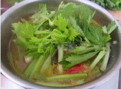 Đợi cá hồi chín, cho cần tây vào là được. Múc canh ra tô, bạn có thể ăn cùng với cơm nhé! 1 tô canh nóng, ngon và hấp dẫn cho một bữa ăn thịnh soạn rồi!
