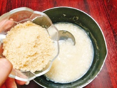 Khi hạt gạo vừa chín thì cho nước cốt gừng vào nấu cùng, khuấy đều và nấu cho nồi chè sôi lên. Tiếp theo, cho 100g đường nâu vào nồi chè, khuấy đều cho đường tan hết. Có thể nêm nếm sao cho độ ngọt như ý là được. Nấu cho nồi chè sôi trở lại thì tắt bếp.