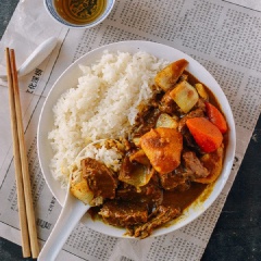 Dọn cà ri bò ra, ăn kèm cơm trắng hoặc bánh mì đều ngon. Hương vị đậm đà của phần sốt hẳn sẽ làm bạn nhớ mãi, đây hứa hẹn sẽ là món ngon hấp dẫn cho cả nhà thưởng thức vào dịp cuối tuần đấy!