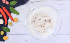 Sơ chế sạch 400gr lươn rồi đem trộn đều với 1/4 muỗng cà phê muối, 1/4 muỗng cà phê hạt tiêu và 50gr bột chiên giòn. Sau đó, chiên lươn chín vàng giòn rồi vớt ra, để ráo.