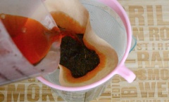 Cho 2 muỗng canh trà Thái vào túi lọc, đặt vào rây, phía dưới hứng sẵn 1 ca lớn. Đổ nước sôi vào túi trà cho nước lọc qua rây chảy xuống ca đựng. Tiếp tục đổ nước đã hứng được vào túi trà rồi hứng tiếp đọt 2. Lập lại tương tự thêm 3-4 lần nữa là được. Tiếp theo, thêm 15g đường, 2 muỗng canh sữa đặc, và 2.5 muỗng canh sữa tươi vào bình trà và khuấy đều.