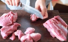 Tôm khô và sò điệp khô ngâm nước ấm khoảng 30 phút cho nở. Củ cải, cà rốt gọt vỏ, thái miếng vuông. Sườn chặt miếng vừa ăn, nếu dùng thịt nạc thì thái miếng vuông. Đun nước sôi, chần sườn trong vài phút rồi đổ nước đi, rửa sạch lại sườn.