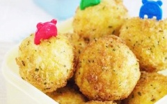 Dọn viên khoai tây chiên giòn ra đĩa cùng với chén tương cà hoặc tương ớt là có thể thưởng thức rồi.