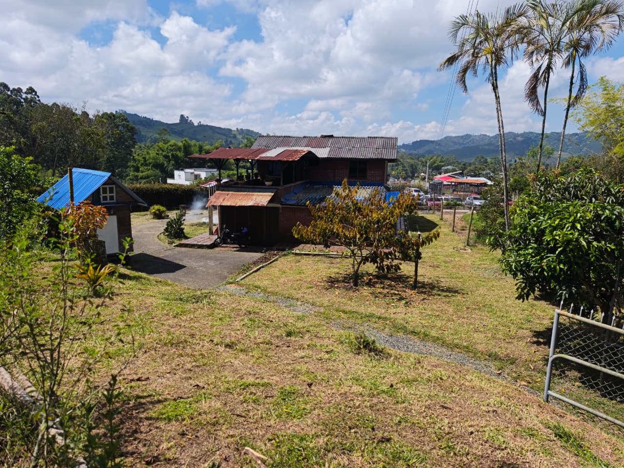 Casa campestre de dos pisos