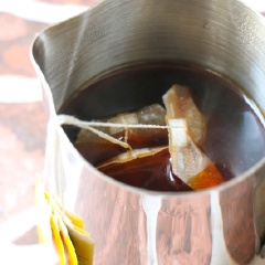 Cách làm trà chanh: Đun sôi 200ml nước, om trà với nước sôi trong 3 phút rồi chắt bỏ túi trà. Cắt đôi quả chanh, khuấy đều 100ml nước với đường và vắt chanh vào, khuấy cho tới khi đường, nước và nước chanh tan hoàn toàn.