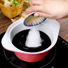 Cho 200ml nước tương, 300ml nước lọc, 2 muỗng canh giấm, 20gr đường phèn vào nồi nấu sôi, để nguội hoàn toàn.