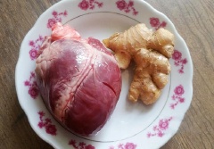 Tim heo rửa sạch, để ráo rồi thái miếng nhỏ cho vừa ăn, ướp cùng 1/2 muỗng cà phê muối, 1 muỗng cà phê hạt nêm cho ngấm. Gừng rửa sạch, thái sợi.