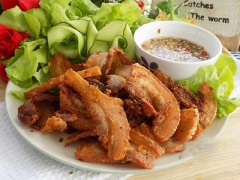 Thịt ba chỉ chiên giòn kiểu Thái với vị mặn đậm đà cùng hương húng quế thơm lừng, thịt không bị khô cứng vẫn giữ được độ mềm, mọng nước bên trong. Bạn hảy thử ngay công thức này và làm ăn nhé.