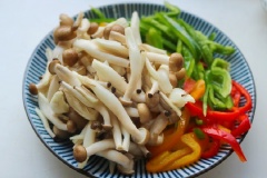 Tôm tươi bóc sạch vỏ, bỏ chỉ đen trên sống lưng tôm rồi rửa sạch. Nấm linh chi nâu cắt bỏ phần gốc nấm, rửa sạch, để ráo nước. Ớt chuông bỏ hạt, thái sợi nhỏ. Đầu hành lá thái nhỏ.