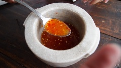 Đối với phần nước chấm, các bạn giã nhuyễn ớt trước, cho thật nhuyễn rồi cho tỏi vào giã chung đến khi nhuyễn, cho phần nước mắm cùng với đường vào, khuấy đều sẽ cho ra hỗn hợp nước mắm tỏi ớt sền sệt là đạt.