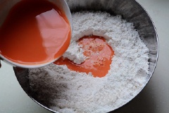 Đổ bột mì, đường, muối, men nở vào bát to trộn đều, sau đó đổ 160g nước ép cà rốt vào nhồi bột. Nhồi bột thành khối bột dẻo mịn, bọc màng bọc thực phẩm ủ bột đến khi khối bột nở gấp đôi.