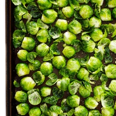 Cho bắp cải mini lên khay nướng, rưới lên 2 muỗng canh dầu olive, 1/2 muỗng cà phê muối, 1/2 muỗng cà phê tiêu. Trộn đều lên cho gia vị áo đều vào bắp cải. Úp phần mặt cắt bắp cải xuống khay. Đặt khay nướng vào lò, nướng bắp cải từ 20 - 30 phút đến khi thấy bắp cải có màu vàng nâu, hơi cháy cạnh là được rồi đó. Lấy bắp cải cho ra tô và thưởng thức.