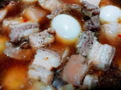 Đặt chảo lên bếp, cho 1 muỗng dầu ăn vào rồi phi tỏi cho thơm, sau đó cho thịt vào xào cho thịt săn lại. Bạn cho thịt vào nồi rồi cho nước dừa vào nấu. Khi nồi thịt sôi lên thì nêm nếm gia vị vừa ăn rồi kho thịt liu riu trên lửa nhỏ. Khi thấy thịt bắt đầu chín mềm thì bạn cho trứng luộc bóc vỏ vào kho tiếp khoảng 5-10 phút nữa, nêm nếm gia vị vừa ăn thì tắt bếp.