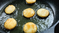 Phần ram: Nặn bột thành miếng tròn dẹt khoảng 10gr. Sau đó cho vào chảo chiên trên lửa vừa đến khi vàng đều 2 mặt thì tắt bếp, vớt phần ram ra để ráo dầu.