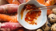 Khi ăn mọi người khuấy đều ớt và mắm lên nhé. Mắm sữa ăn cùng hải sản là ngon tuyệt luôn nè!