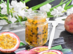 Cho mứt chanh dây thơm ngon vào các hũ thủy tinh đã làm sạch, bảo quản trong tủ lạnh dùng dần trong thời gian dài. Mứt chanh dây có nhiều công dụng tốt cho sức khỏe. Bạn có thể dùng ăn kèm bánh mì sandwich hay pha chế thực uống giúp tăng sức đề kháng cho những ngày lạnh đầu năm nhé!