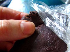 Đun chảy chocolate trong bát, sau đó thêm nước đường vào trộn cho thật đều. Sau đó, cho hỗn hợp chocolate vào túi nylon rồi đặt trong tủ lạnh khoảng 2 tiếng cho đến khi đặc lại thành khối.