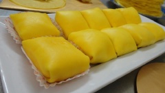 Làm bánh bánh crepe vị sầu riêng trong ngăn mát tủ lạnh khoảng 30 phút trước khi dùng, giúp ăn bánh ngọt và mát lạnh hơn. Món bánh crepe nhân kem sầu riêng này thích hợp nhâm nhi ăn chơi trong những ngày trời nắng nóng, vừa ăn chơi vừa giúp giải nóng cực nhanh chóng.