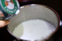 Khoai môn gọt vỏ, rửa sạch, cắt thành miếng vừa ăn. Nấu hoặc hấp khoai môn vừa chín tới, không để khoai chín quá sẽ nát. Sử dụng một nồi khác, cho cốt dừa và một chút bột năng để cốt dừa sánh, đun sôi và tắt bếp.